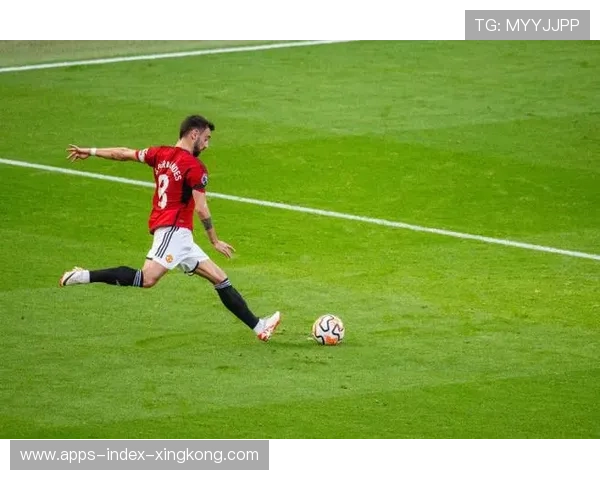 曼联反击启动极快，拉什福德小角度抽射偏出