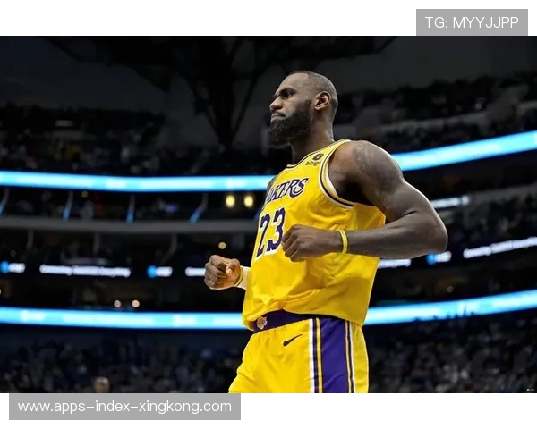 詹姆斯完成飞身抛投，湖人末节稳住领先优势